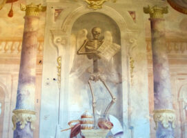 Visit Colle di Val d'Elsa borgo toscano Cripta della Misericordia di Colle scheletro