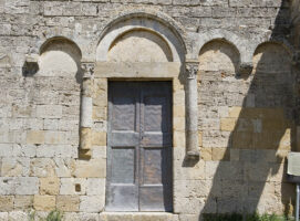 Visit Colle di Val d'Elsa Abbazia di Santa Maria Assunta a Coneo portale